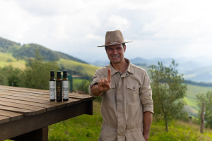 Herbert-Sales-proprietario-da-Vinicola-Essenza-acompanha-a-producao-dos-azeites-Mantikir-premiados-com-tres-medalhas-Grand-Prestige-Gold-no-TerraOlivo-IOOC-Awards-2026.